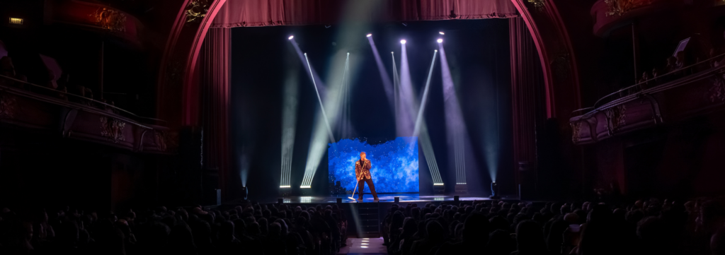 L’ENCHANTEUR REPART EN TOURNÉE (ET IL NE FAIT PAS QUE PARLER !)